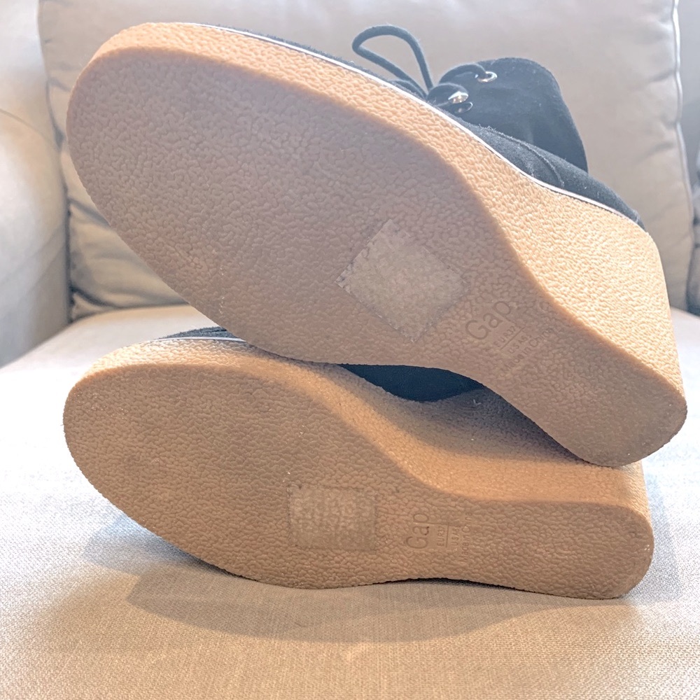 Vintage GAP wedge bootie in Oxford Style.  Suede upper. Size 6. - Picture 4 of 4